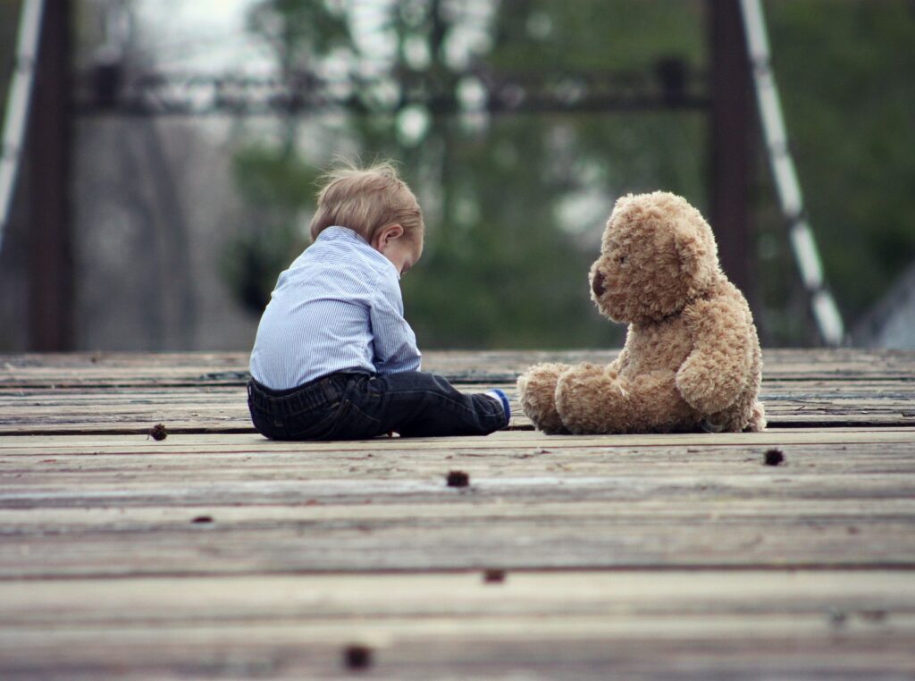 Toddler und Teddy im Talk - Image by Cheryl Holt from Pixabay